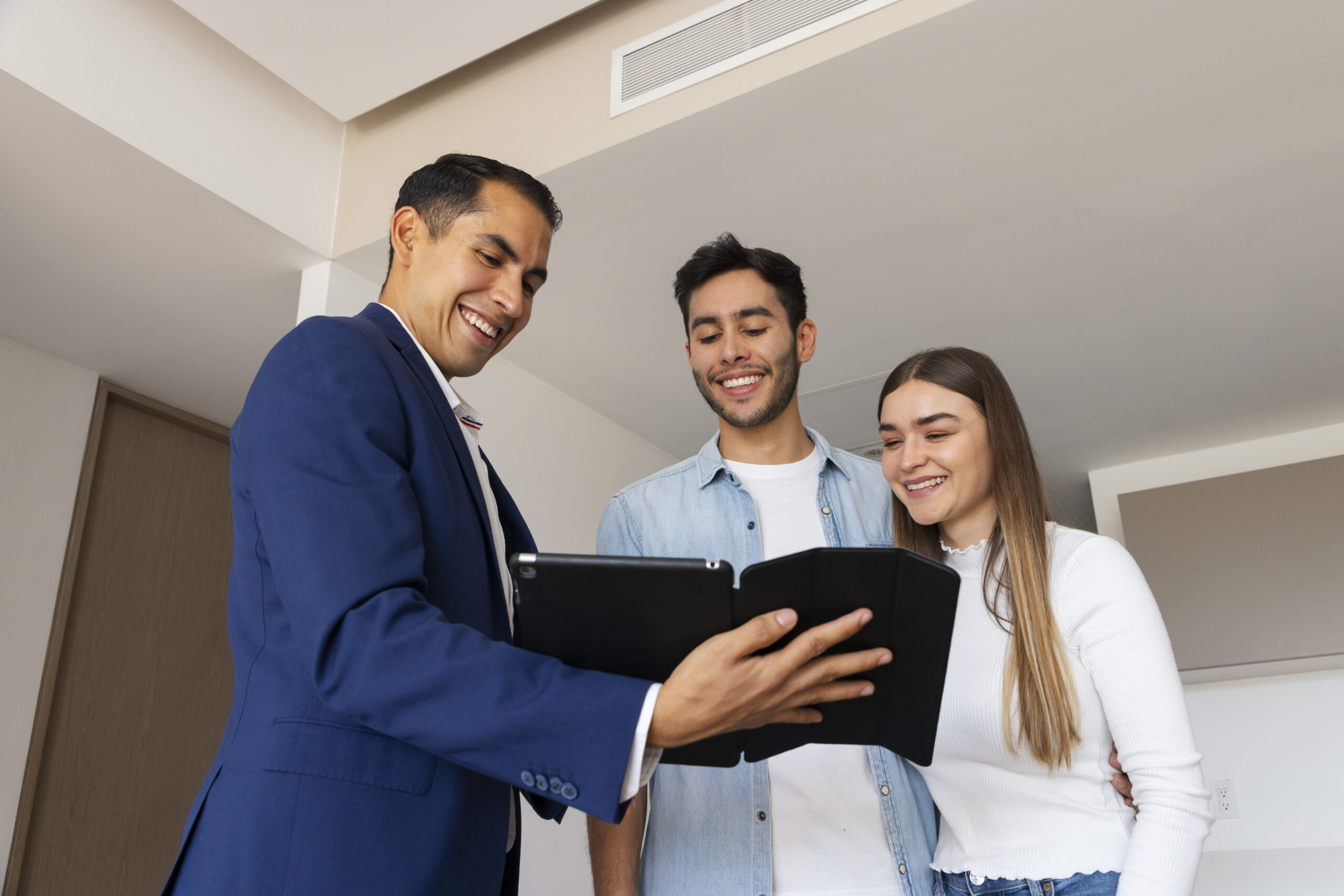 medium-shot-couple-talking-real-estate-agent